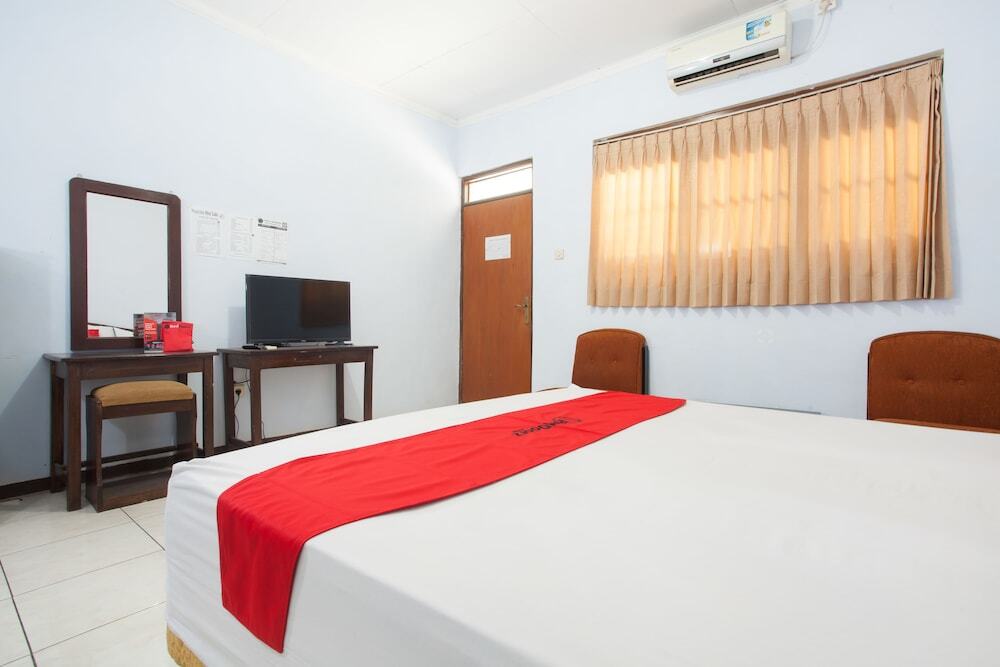 Маланг: RedDoorz near Plaza Araya