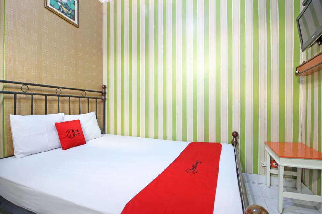 Депок: RedDoorz near Perumnas Seturan