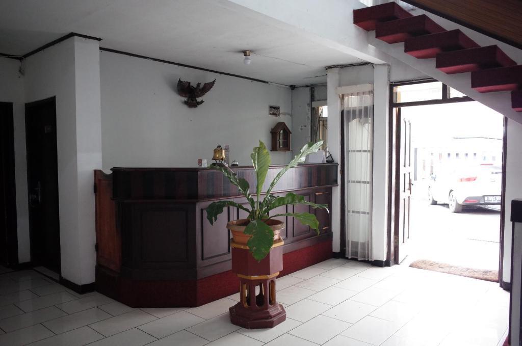 RedDoorz near Alun-alun Kota Sukabumi — фото 1