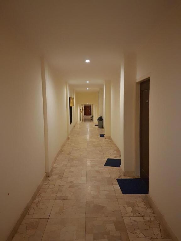 Сисолок: 77 Sunset Plaza