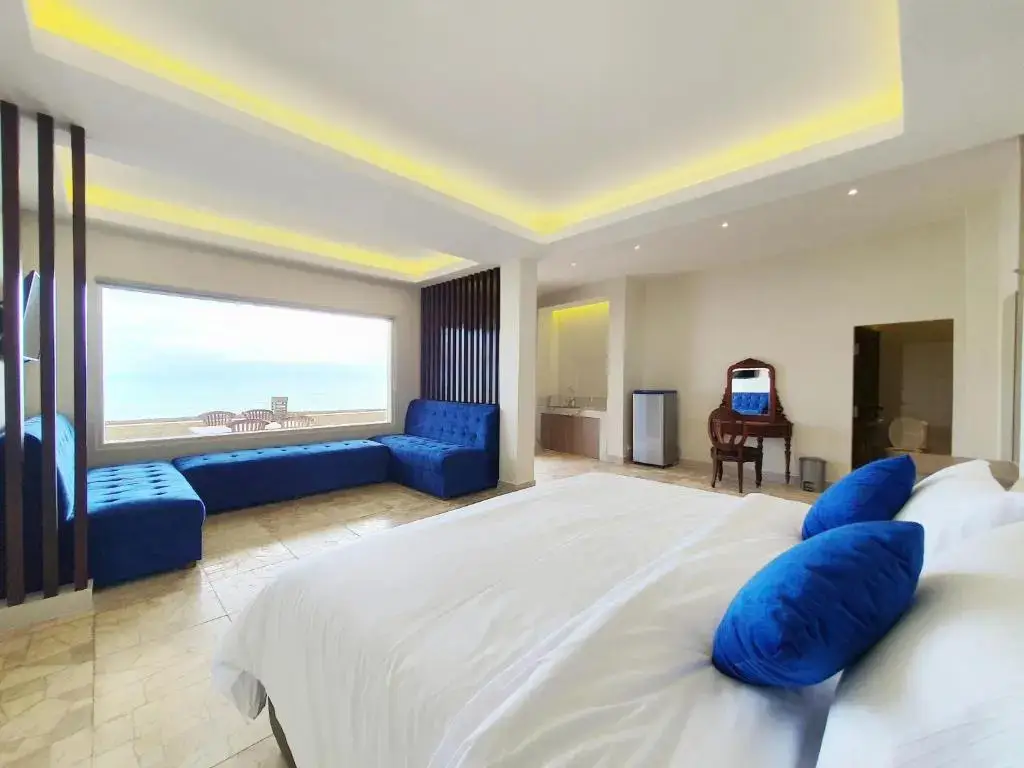Сисолок: 77 Sunset Plaza