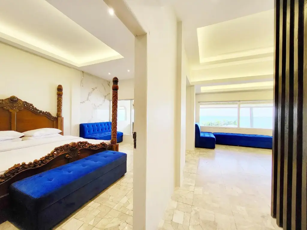 Сисолок: 77 Sunset Plaza