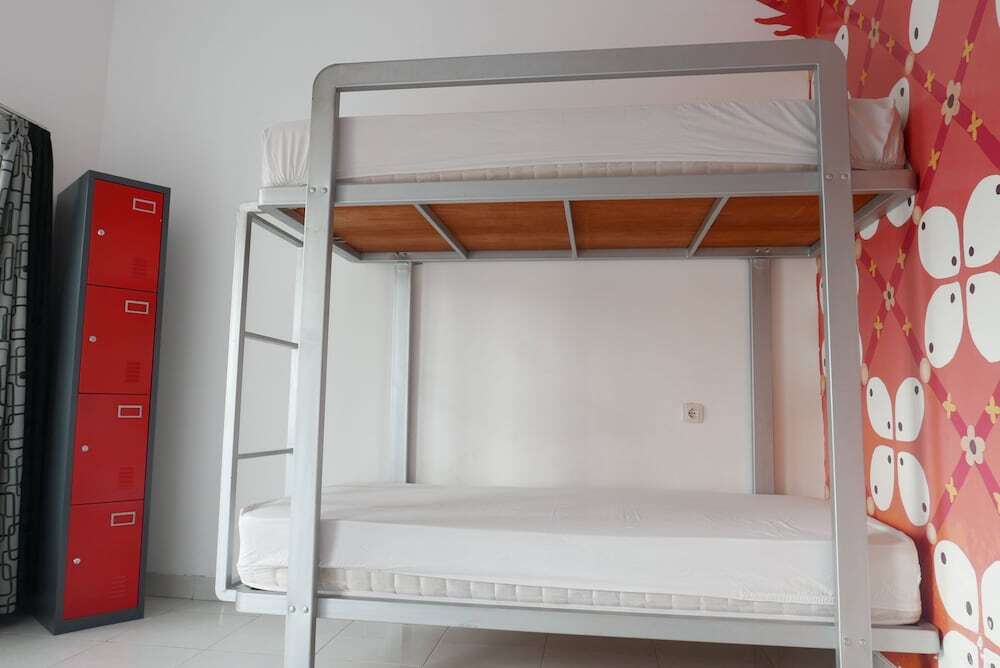 Депок: Retras Hostel
