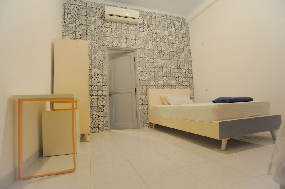 Депок: Retras Hostel
