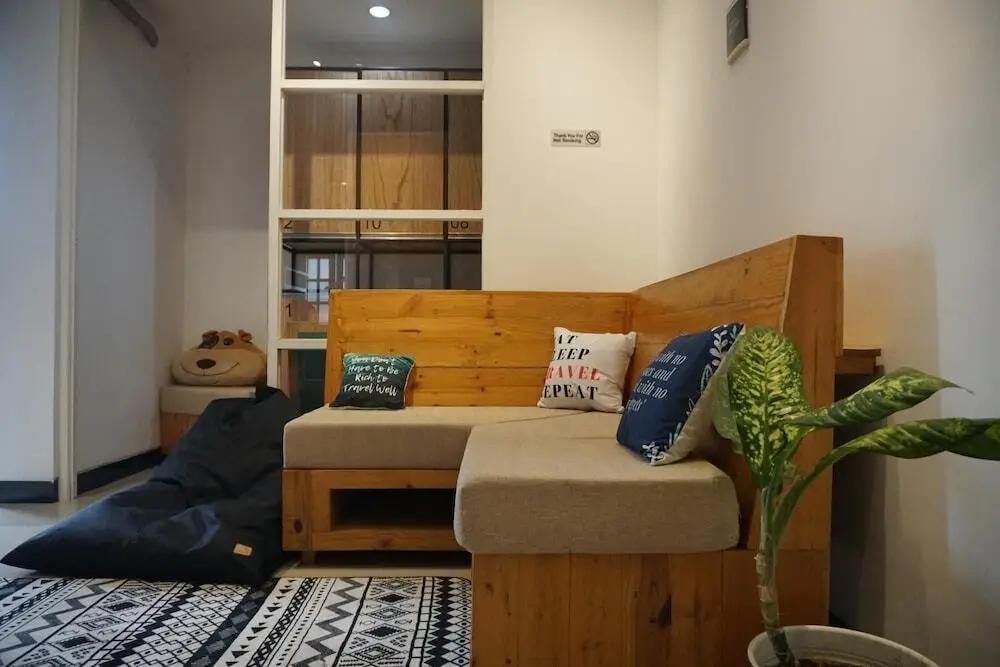 Депок: Lantai Dua Jogja - Hostel