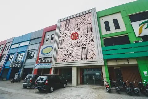 RedDoorz Plus near Living Plaza Jababeka — фото 1