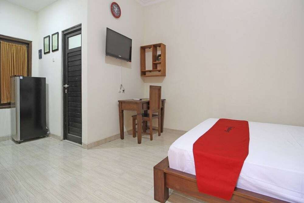 Ngaglik: RedDoorz near UII Jakal