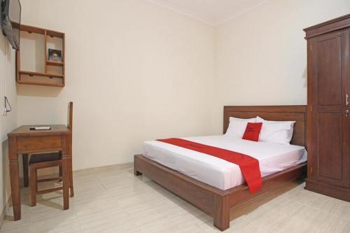 Ngaglik: RedDoorz near UII Jakal