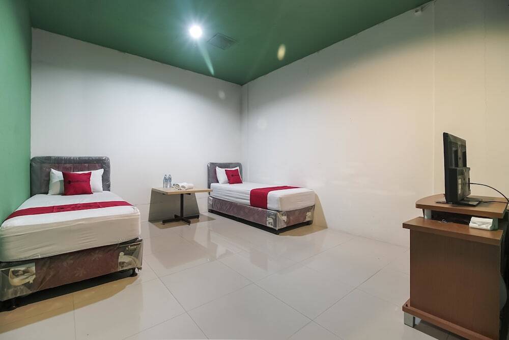 Белитунг: RedDoorz near Pantai Tanjung Pendam 2