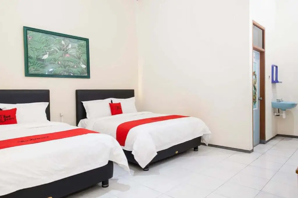 Бату: RedDoorz Plus near Jawa Timur Park 1