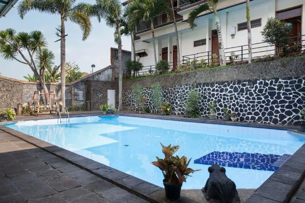 Бату: RedDoorz Plus near Jawa Timur Park 1