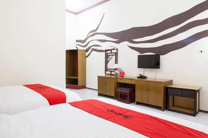 Бату: RedDoorz Plus near Jawa Timur Park 1