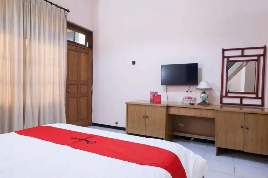 Бату: RedDoorz Plus near Jawa Timur Park 1