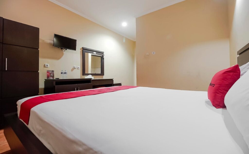 Белитунг: RedDoorz near Pantai Tanjung Pendam