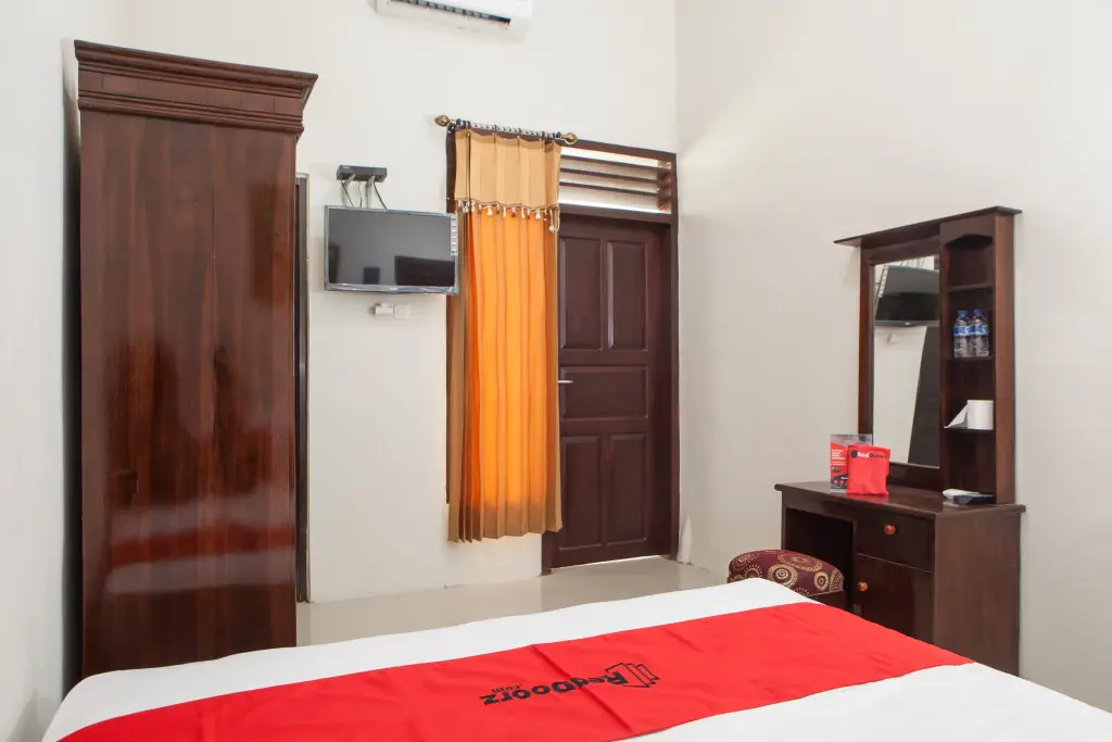 Калипуро: RedDoorz near Banyuwangi Baru Station