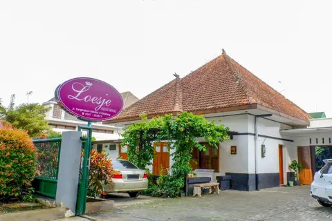 OYO 353 Loesje Guest House Syariah — фото 1