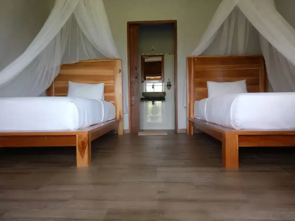 Пекутатан: Emir surfcamp