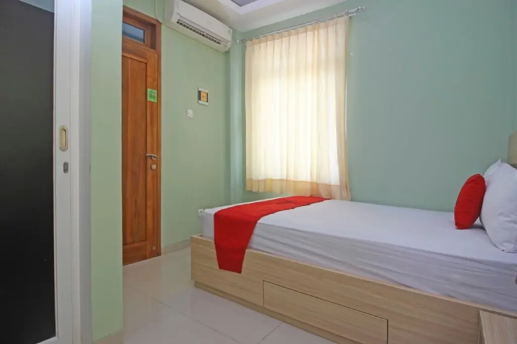 Суракарта: RedDoorz near Solo Balapan Station