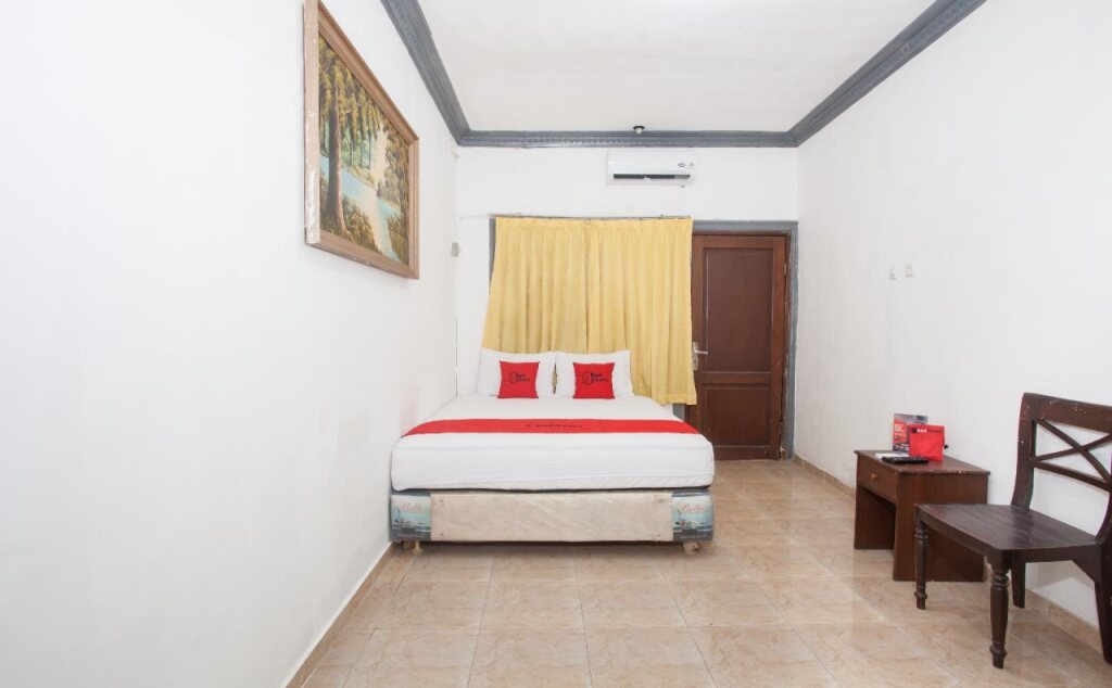 Сурабая: RedDoorz @ Jalan Dukuh Kupang Surabaya