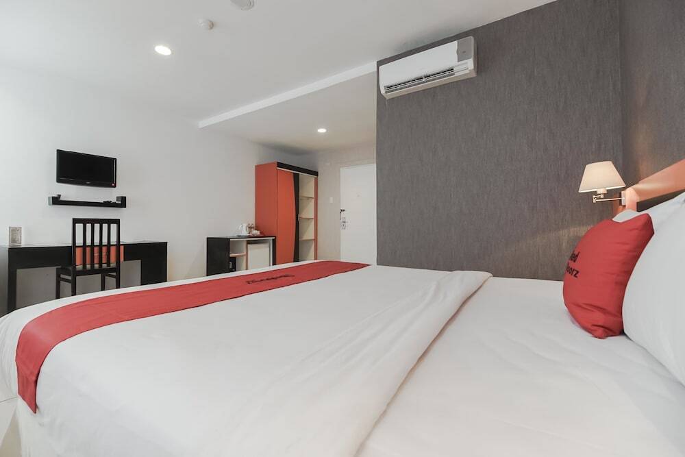 Макассар: RedDoorz Premium near Pantai Losari 2