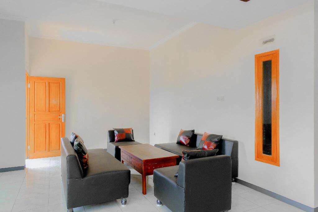 Бату: OYO 605 Queen Homestay
