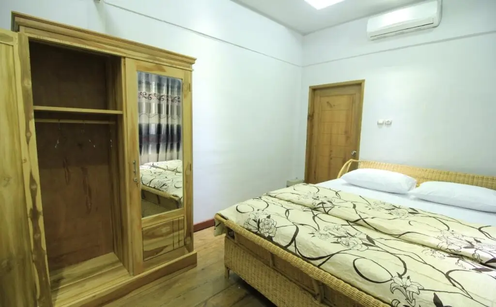 Матарам: Bale Villa