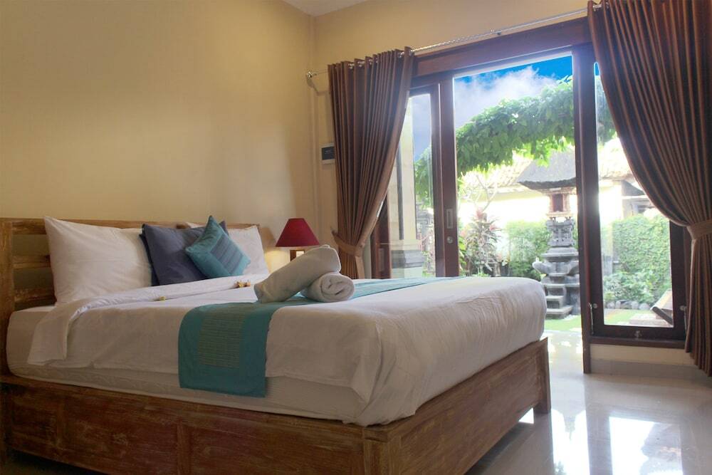 Кута: CR Tris Rooms Seminyak
