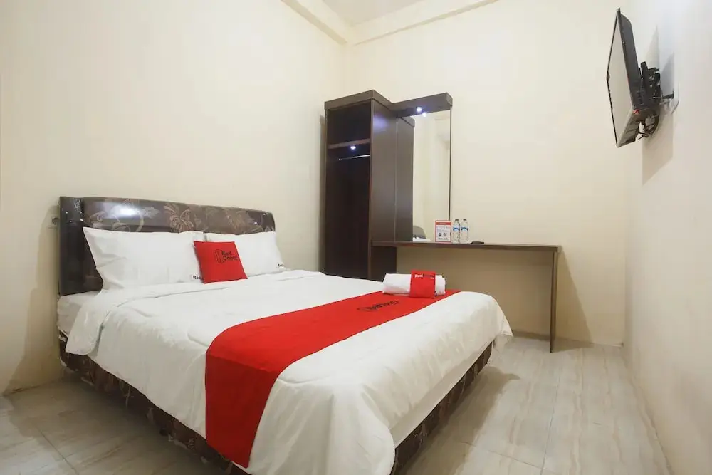 Сурабая: RedDoorz near Terminal Bungur Asih