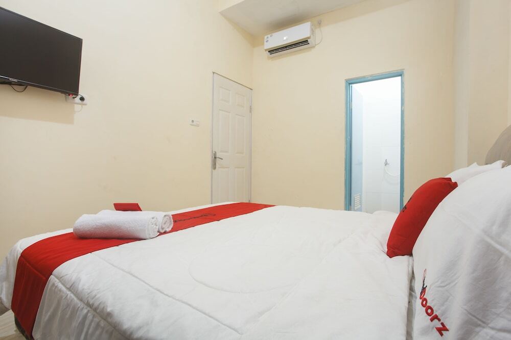 Сурабая: RedDoorz near Terminal Bungur Asih
