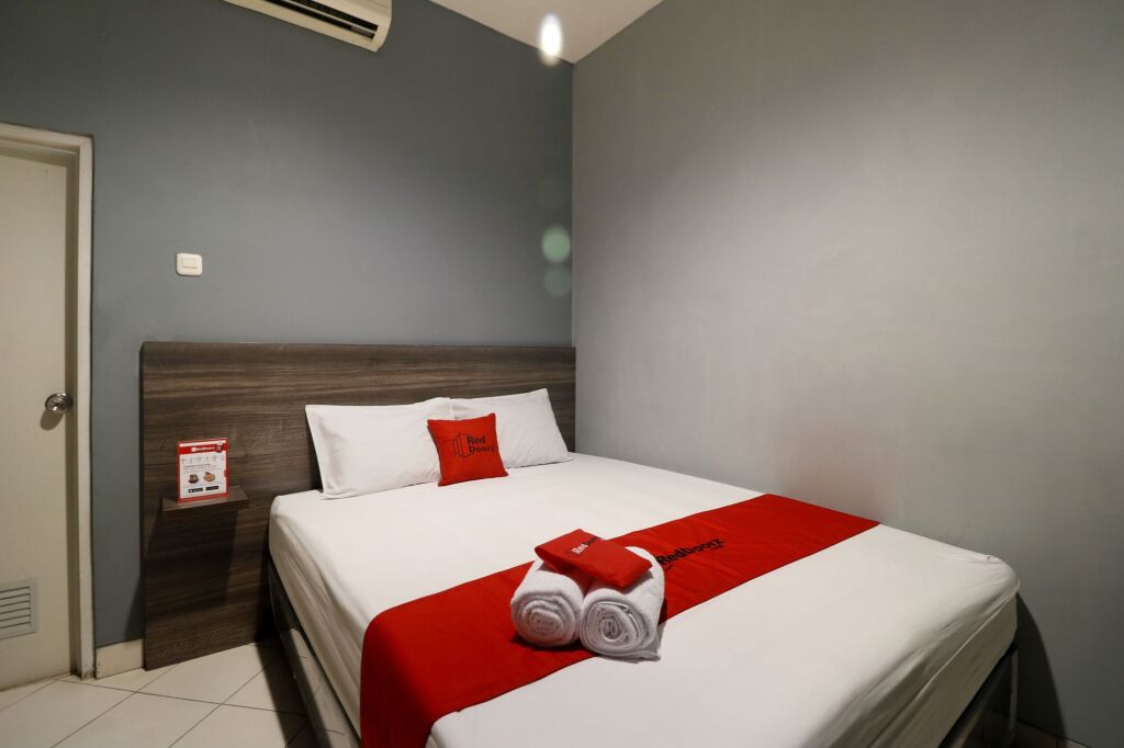 Джакарта: RedDoorz Plus near RS Harapan Kita