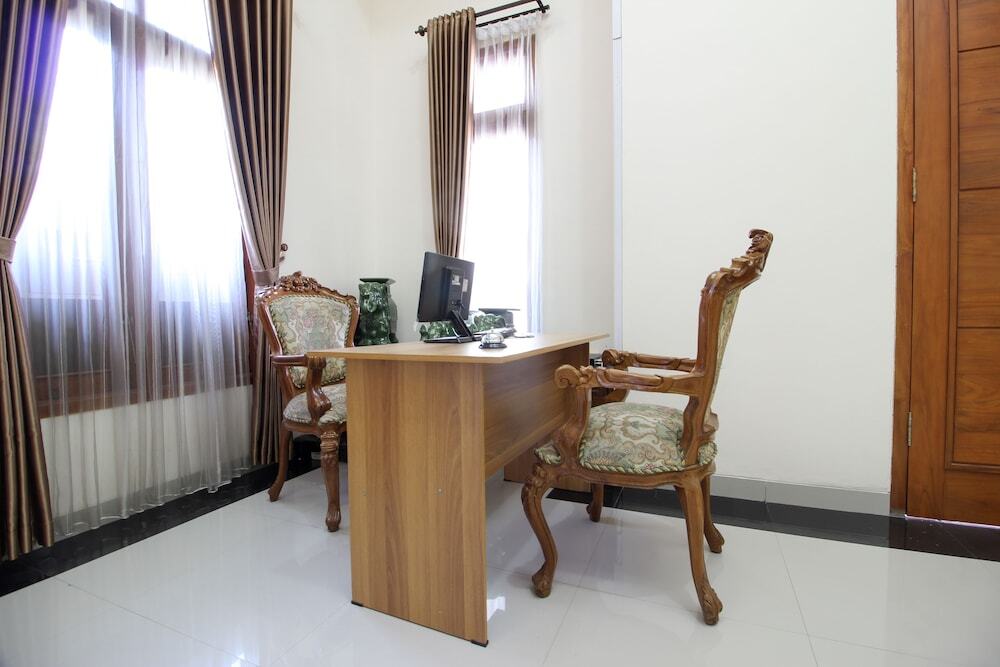 Депок: RedDoorz Plus near STIE YKPN 2