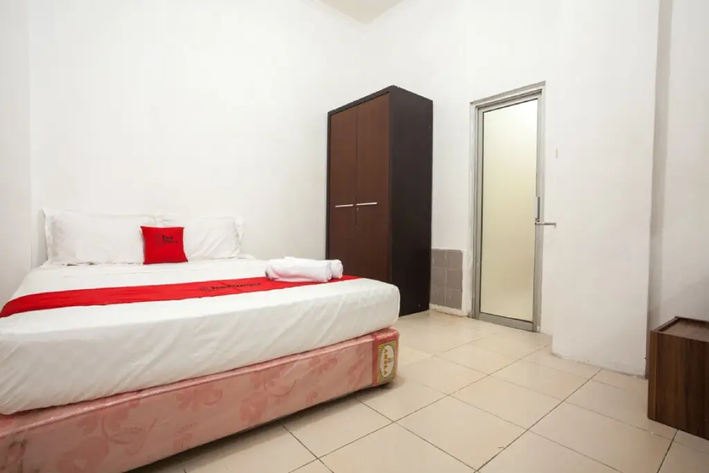 Сурабая: RedDoorz near Taman Bungkul