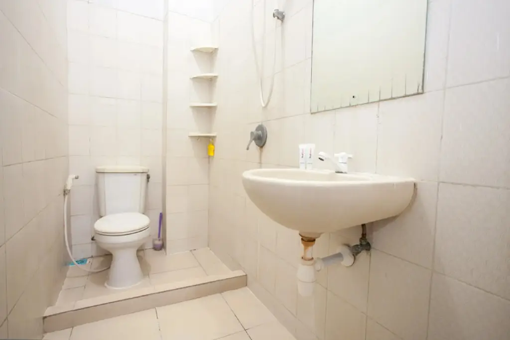 Сурабая: RedDoorz near Taman Bungkul