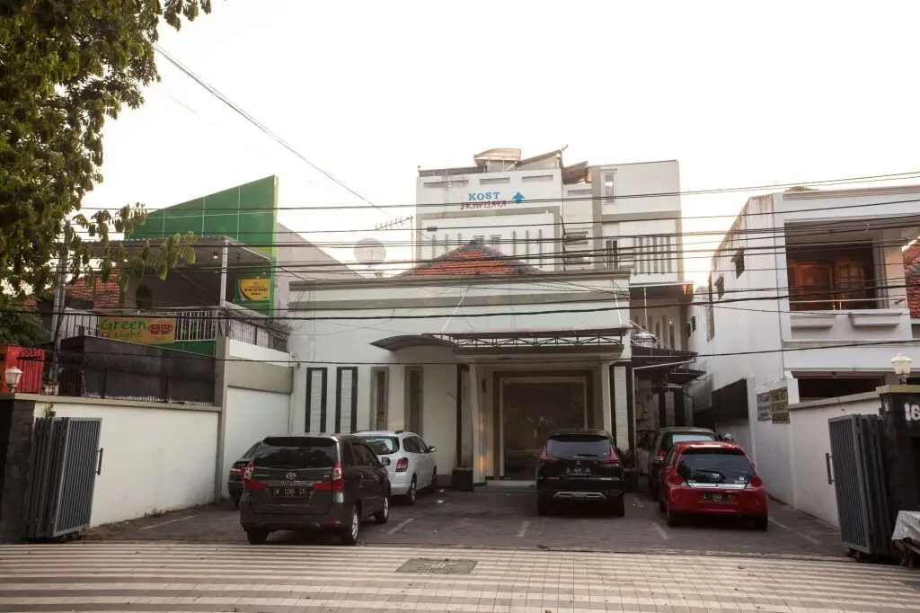Сурабая: RedDoorz near Taman Bungkul