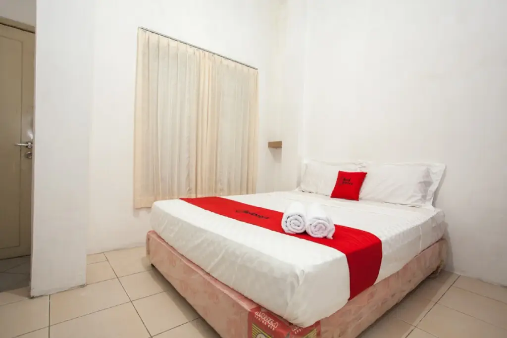 Сурабая: RedDoorz near Taman Bungkul