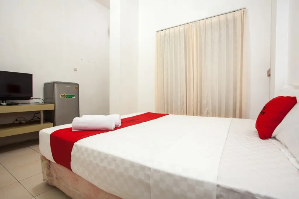 Сурабая: RedDoorz near Taman Bungkul