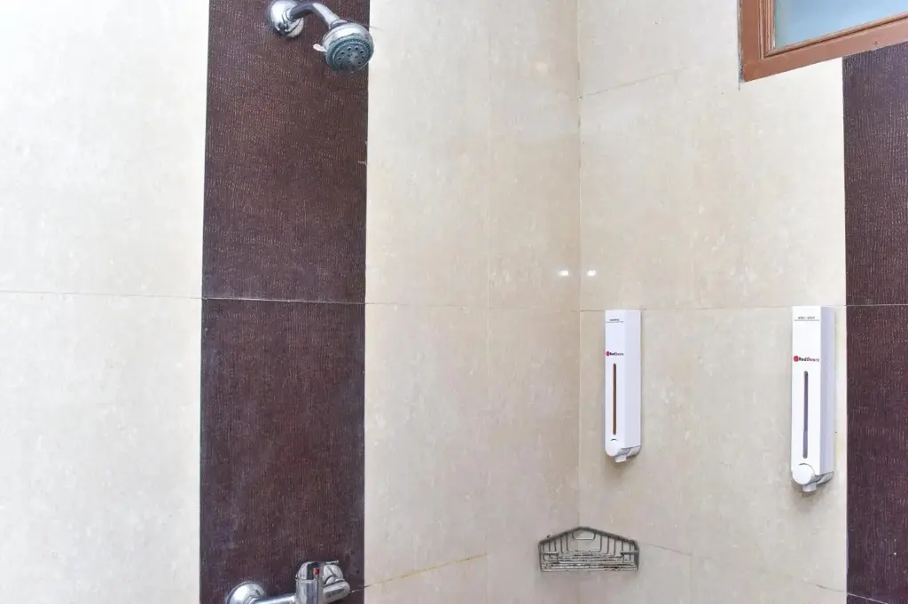 Макассар: RedDoorz Plus near Sultan Hasanuddin Airport