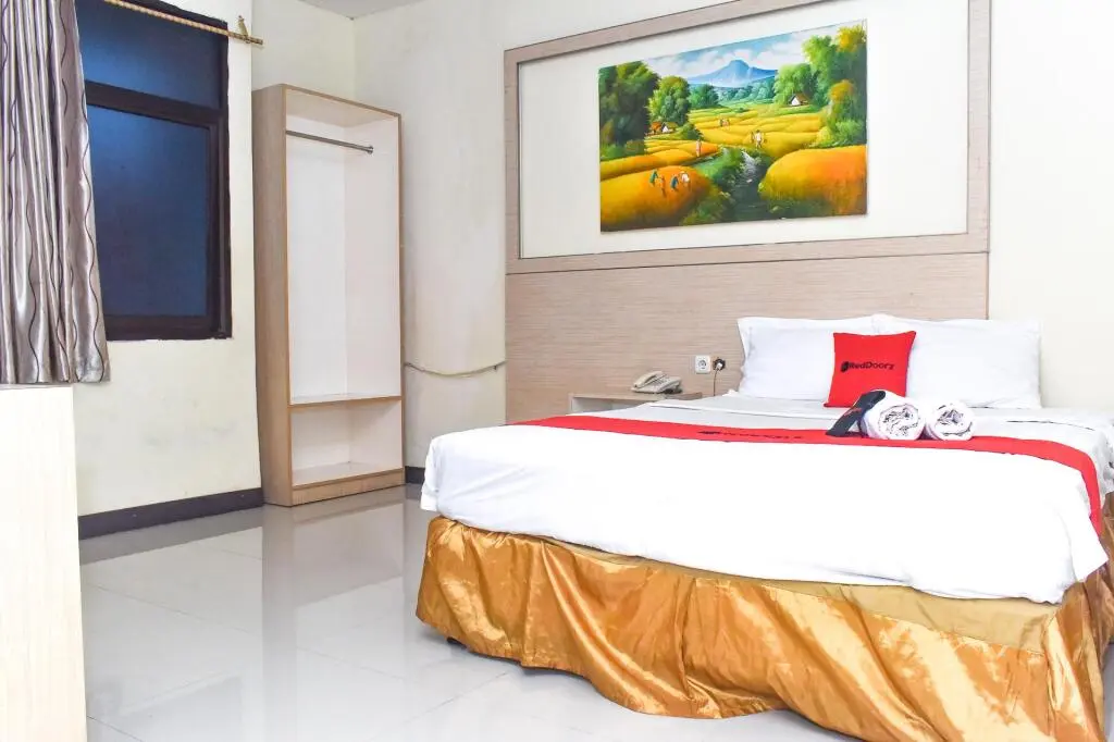 Макассар: RedDoorz Plus near Sultan Hasanuddin Airport