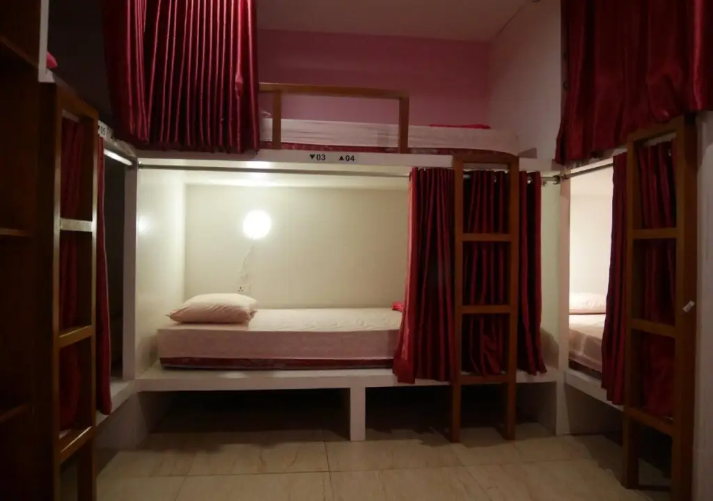 Джакарта: Sleepy Raccoon Hostel