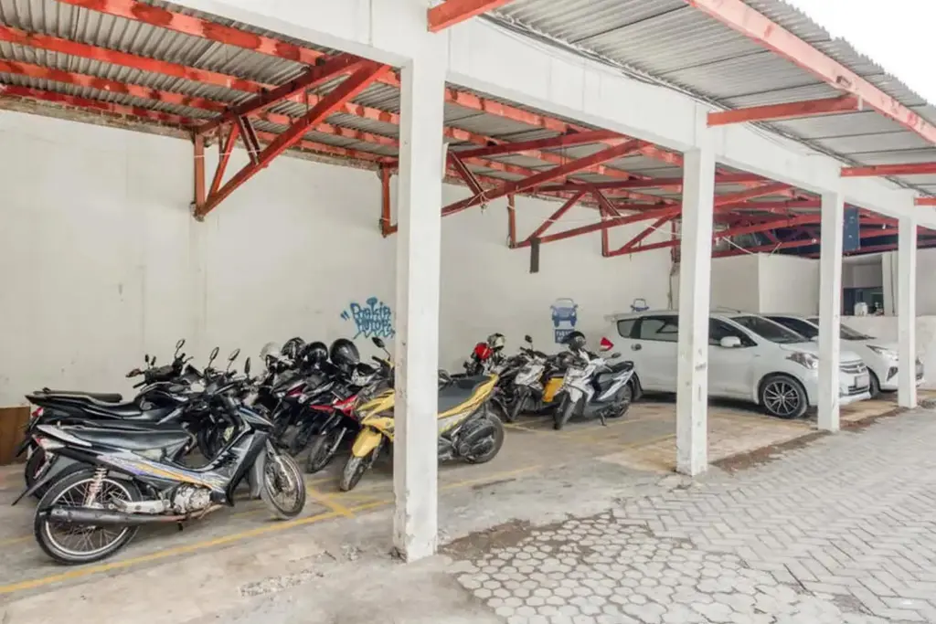 Сурабая: RedDoorz Plus near Galaxy Mall
