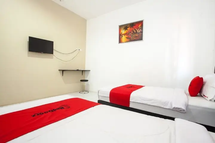 Сурабая: RedDoorz Plus near Galaxy Mall