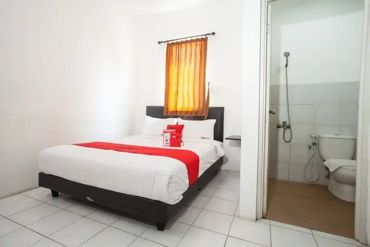Сурабая: RedDoorz Plus near Galaxy Mall