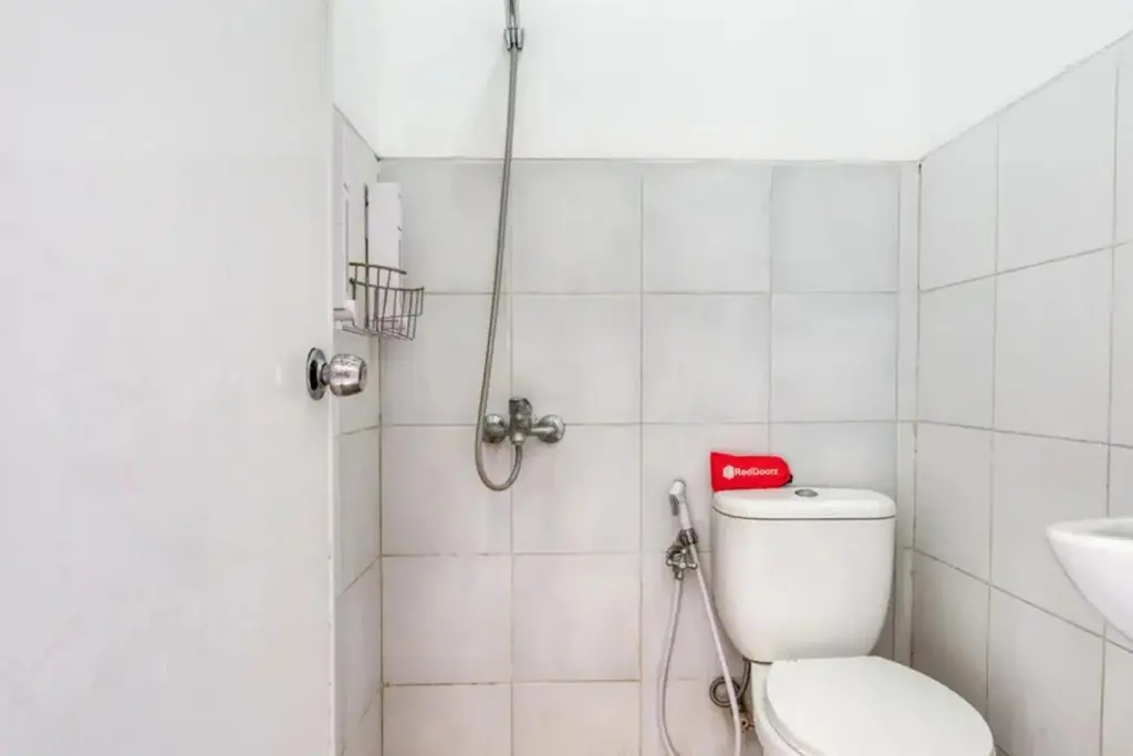 Сурабая: RedDoorz Plus near Galaxy Mall