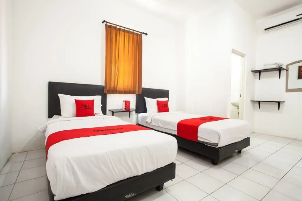 Сурабая: RedDoorz Plus near Galaxy Mall