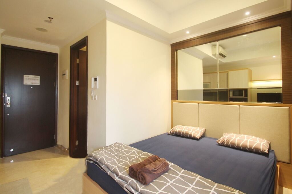 Джакарта: Menteng Park Apartment by Mediapura