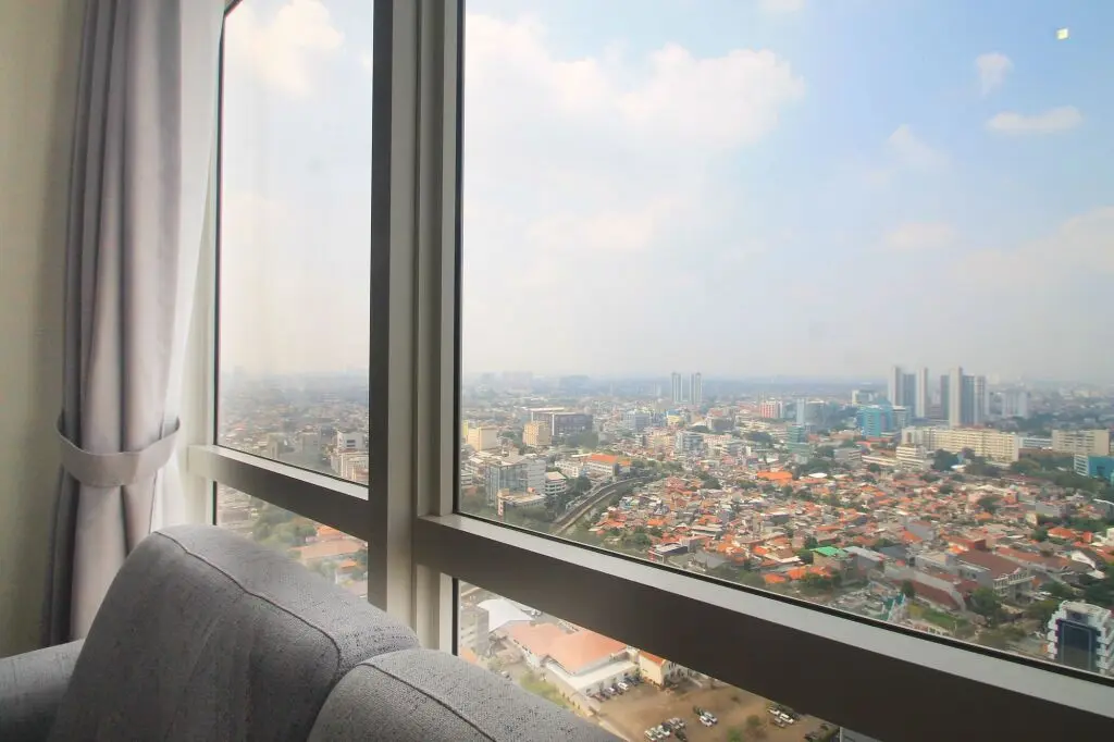 Джакарта: Menteng Park Apartment by Mediapura