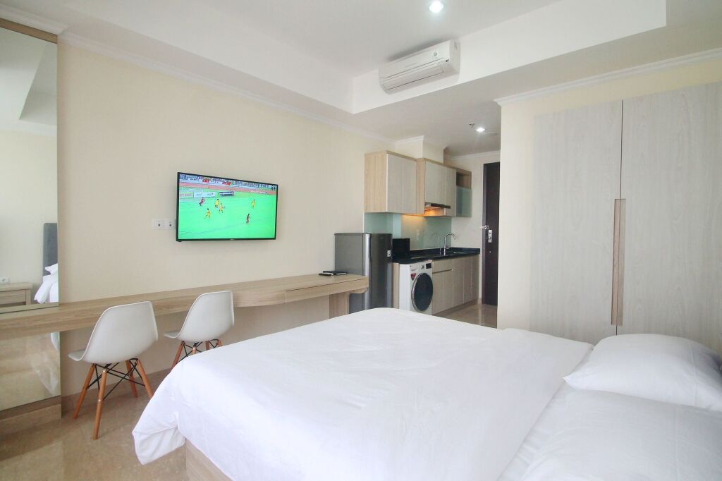 Джакарта: Menteng Park Apartment by Mediapura