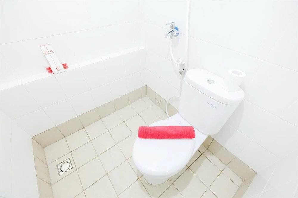 Джакарта: Simply & Clean Bassura City Apartment
