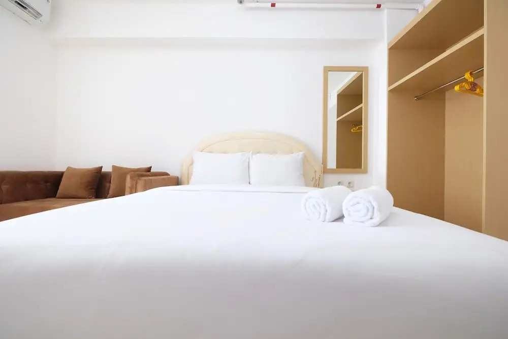 Джакарта: Affordable Studio with Sofa Bed at Bassura City Apartment