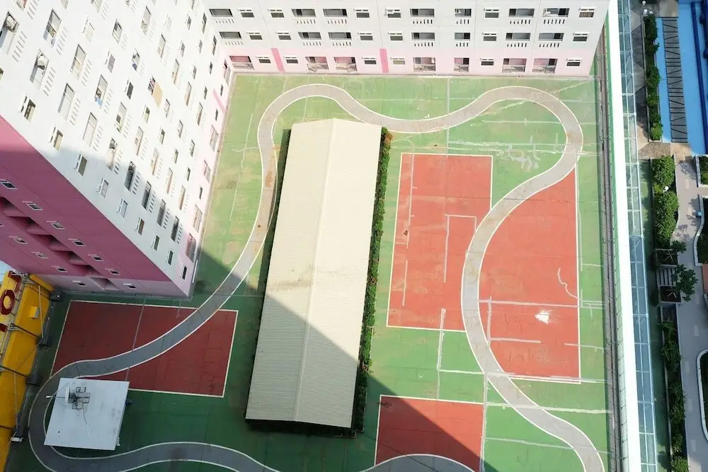 Джакарта: Cozy And Homey Green Pramuka City Apartment